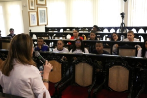 Alunos da Escola Municipal Monte Castelo no plenário do IAB