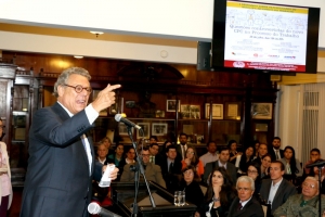 O presidente nacional do IAB, Técio Lins e Silva, dá as boas-vindas aos participantes que lotaram o plenário