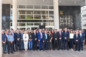 Participantes do Ato pela defesa da democracia. Foto: Eduardo Nichele.