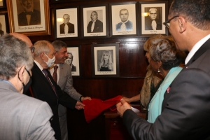 Sydney Sanches (esq.) e Rita Cortez (dir.) descerram o retrato