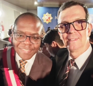 Fábio Túlio Barroso (à direita) com o ministro Silvio Almeida, um dos agraciados