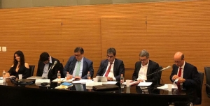Marcio Barandier (à direita) faz a apresentação do parecer do IAB na audiência pública