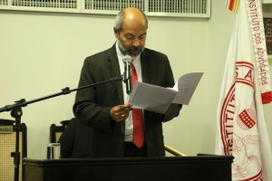Sérgio Sant’Anna apresentando o parecer ao plenário