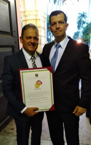 Maximiano José Correia Maciel Neto, com o certificado da comenda, e Fábio Túlio Barroso 