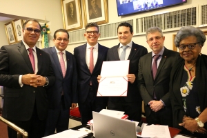 Da esq. para a dir., Jorge Rubem Folena, Álvaro Mota, Luciano Bandeira, Celso Barros Coelho Neto, Sydney Limeira Sanches e Edmée da Conceição Cardoso