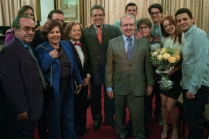 Técio Lins e Silva com os familiares de Evaristo de Moraes Filho, entre Dona Hileda Flores de Moraes e Antônio Carlos Flores de Moraes