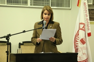 Adriana Brasil Guimarães apresentou a moção ao plenário do IAB