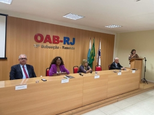 Da esq. para a dir., Aloízio Perez, Mônica Alexandre Santos, Rita Cortez, Hindemburgo Pizzarino e, na tribuna, Andréia Valente