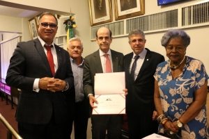 Da esq. para a dir., Jorge Rubem Folena, Paulo Parente Marques Mendes, Valdir de Oliveira Rocha Filho, Sydney Limeira Sanches e Edmée da Conceição Cardoso 