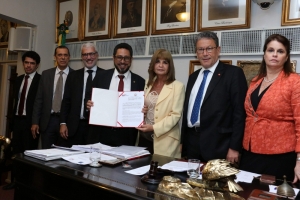 Da esq. para a dir., Phelipe Valente, Jair Lessa, Carlos Eduardo Machado, Eliano Enzo da Silva, Rita Cortez, Antonio Laért Vieira Junior e Adriana Brasil Guimarães