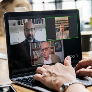 Em sentido horário, Sérgio Sant'Anna, Sydney Sanches e Boaventura de Sousa Santos