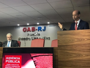 Carlos Eduardo Machado e, na tribuna, Marcio Barandier