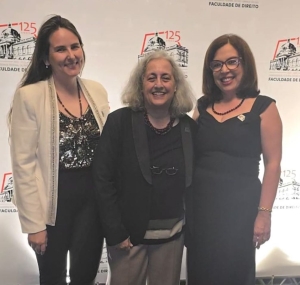 Da esq. para a dir., Carmela Grüne, Claudia Lima Marques e Ana Paula Motta Costa, vice-diretora Faculdade de Direito Ufrgs