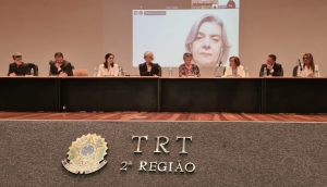Da esq. para a dir., Luciana Orlandi, Gustavo Guimarães Granadeiro, Flávia Fornaciari Dórea, Patricia Vanzolini, Bernadete Laú Kurtz, Ana Amélia Mascarenhas Camargos, Erazê Sutti e Luciana Barcellos Slosbergas. No telão, a ministra do STF Cármen Lúcia