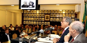 Cartas, lágrimas e gravatas-borboleta marcam homenagem a Daniel Aarão Reis