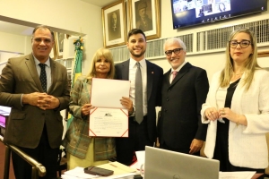 Da esq. para a dir., Jorge Rubem Folena, Rita Cortez, Pedro Henrique Mattos de Oliveira Santos, Carlos Eduardo Machado e Kézia Rodrigues