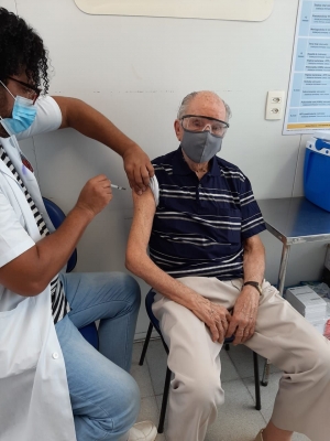 Aos cem anos, Hermano de Villemor Amaral Filho é o primeiro consócio a tomar a vacina 