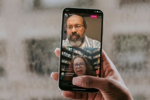 Vânia Aieta afirma que ‘milícias ideológicas urbanas ameaçam a democracia’