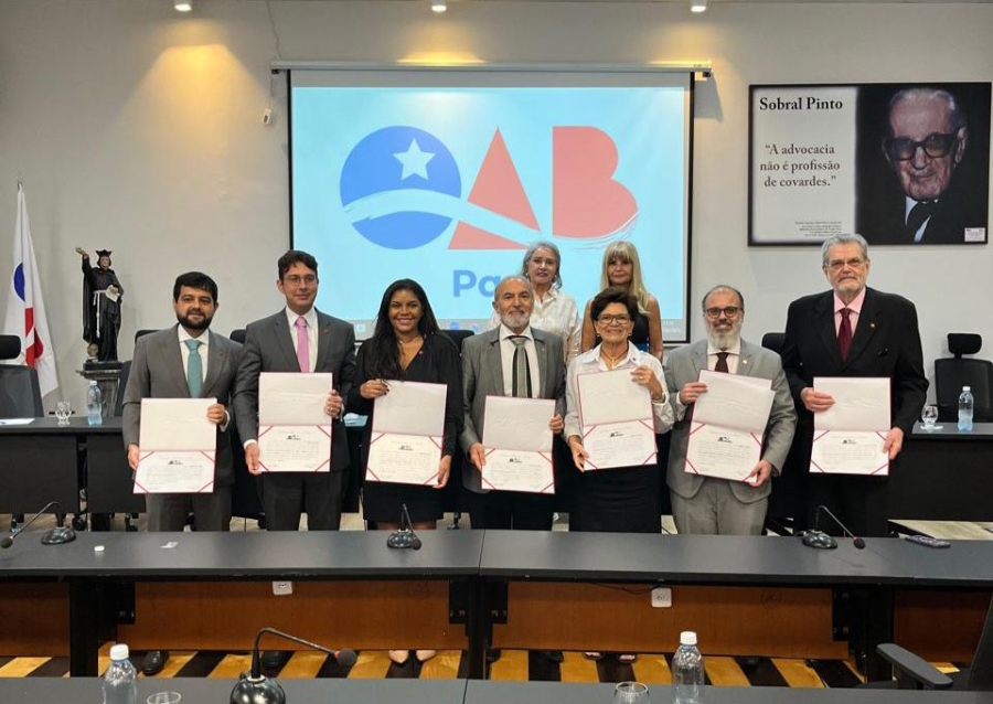 Da esq. para a dir., atrás, Paula Frassinetti Mattos e Rita Cortez; na frente, Clodomir Araujo Junior, Marcelo Augusto Nobre, Marina Cristine Pantoja Bernardes, Antonio José de Mattos Neto, Evanilde Gomes Franco, Luiz Alberto Gurjão Sampaio de Cavalcante Rocha e Pedro Bentes Pinheiro Filho. Fotos: Antônio Mattos.