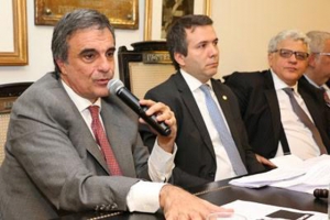 Cardozo: "Não defendo somente o mandato da presidente, mas também a democracia"