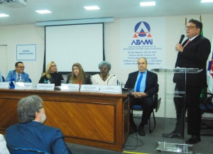 Arnon Velmovitsky discursa em nome do IAB