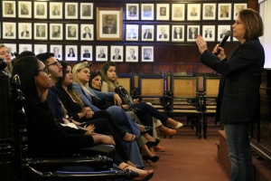 Leila Pose recebe alunos de Direito no plenário do IAB