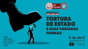 Card com fundo azul turquesa. Na parte superior, à esquerda, a imagem de uma bota aparentemente militar prestes a esmagar a figura de uma pessoa que tenta se manifestar com um megafone, como que impedindo a liberdade de expressão através da força. Ao lado, em preto, estão o título do evento e a logomarca do Instituto dos Advogados Brasileiros com o selo da campanha 'Vacina para todos é prioridade'. Na parte inferior, nas laterais, estão as informações sobre data e hora de realização, e a respeito das horas de estágio 