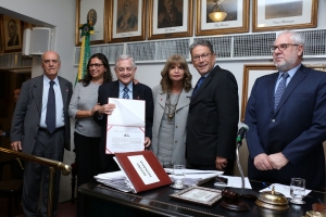 Desembargador Jessé Torres, advogado e servidora do MPRJ tomam posse