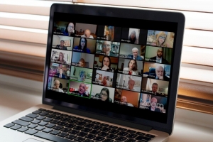 Última sessão do ano tem posse de benemérito, música e críticas ao governo federal 