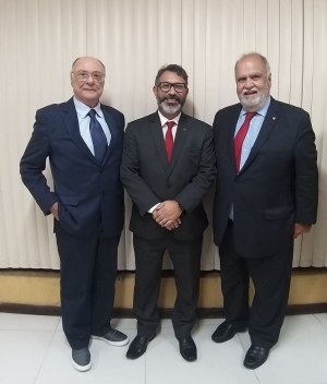 Da esq. para a dir., Sérgio Mendes, Alexandre Menezes Teixeira Aguilar e  Armando de Souza