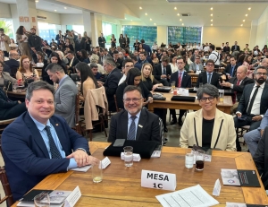 Da esq. para a dir., Vitor Sardas, Pedro Rubens Pereira Oliveira e Maria das Graças Soares da Costa, respectivamente, presidente do Conselho dos Reitores da Universidades Brasileiras e reitora do Centro Universitário Franssinetti do Recife (UniFafire)