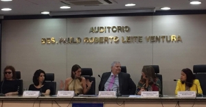 Da esq. para a dir., Deborah Prates, Lívia de Meira Lima Paiva, Adriana Ramos de Mello, Caetano Ernesto da Fonseca Costa, Regina Lúcia Passos e Daniela Brandão Fernandes