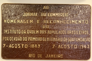 Placa em homenagem ao Jornal do Commercio, por ocasião do centenário do IAB, na parede do plenário.