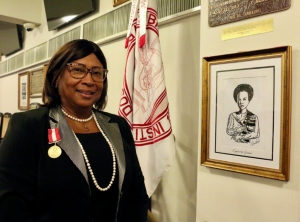 Silvia Cerqueira ao lado do desenho de Esperança Garcia