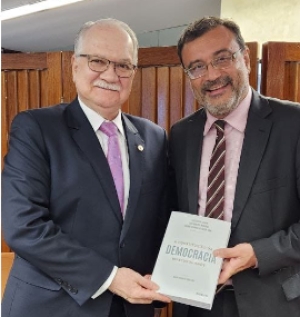 Da esq. para a dir., Edson Fachin e Joelson Dias com o livro A Constituição da Democracia em seus 35 anos