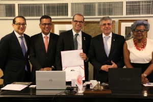  Da esq. para a dir., Daniel Apolonio Vieira, Luiz Augusto Coutinho, Alberto Bastos Balazeiro, Sydney Limeira Sanches e Edmée da Conceição Cardoso