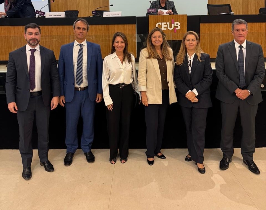 Da esq. para a dir., Felipe Corrêa Castilho, Márcio Ávila, Flavia Takafashi, Camila Mendes Vianna Cardoso, Ana Carolina Siniscalchi e Edson Real