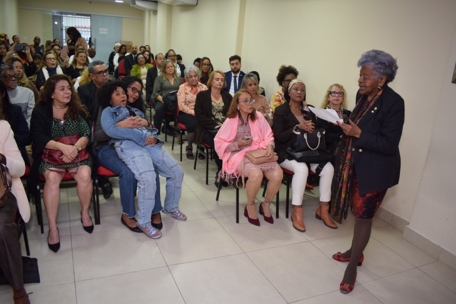 De pé, Edmée da Conceição Cardoso