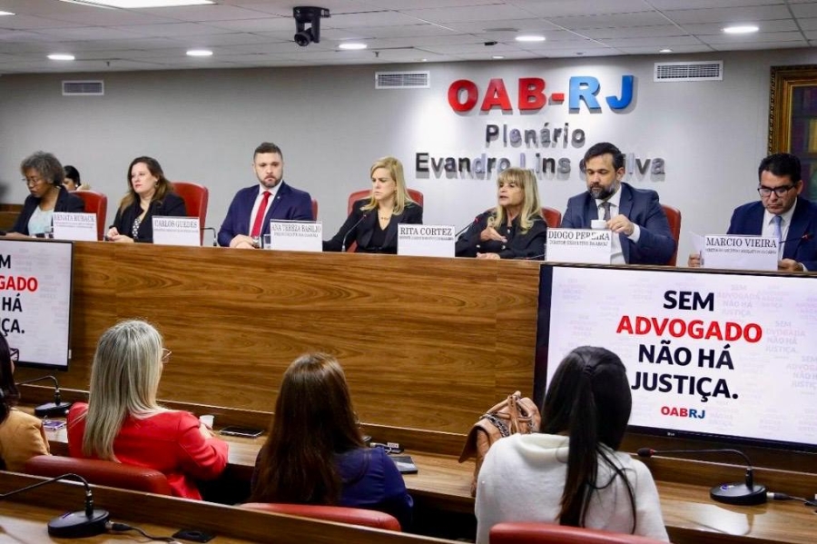Da esq. para a dir., Márcia Souza, Renata Ruback, Carlos Guedes, Ana Tereza Basilio, Rita Cortez, Diogo Pereira e Marcio Vieira