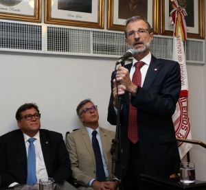 Da esq. para a dir., Arnon Velmovitsky, Luiz Felipe Conde e, na tribuna, Luiz Roberto Ayoub