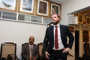 André França Barreto sustenta seu parecer da tribuna; ao fundo, Sérgio Sant'Anna