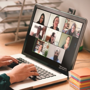  Da esq. para a dir., no alto, Sonu Agarwal, Raquel Yrigoyen Fajardo e Maria Gomez; no meio, Oswaldo Lima, Edna Hogemann e Ella Gorin; embaixo, Emerson Moura e Prabhreet Singh