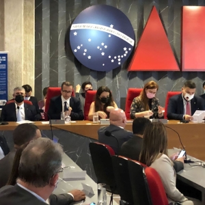 Sydney Sanches (à esq.) ocupa a mesa de trabalho na reunião dos conselheiros da OAB/RO