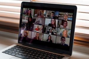 ‘A democracia só existe na pluralidade de falas’, diz a advogada Carmela Grüne 