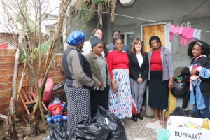 Carmela Grüne (atrás) e Neusa Bastos, (de blazer preto)  Foto: Divulgação OAB/RS