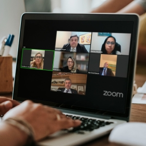 Da esq. para a dir., no alto, Bernardo Gicquel e Mariane Medeiros; no meio, Carolina Azevedo Pizoeiro, Livia de Castro Neves e Ilan Leibel Swartzman; embaixo, Sydney Sanches