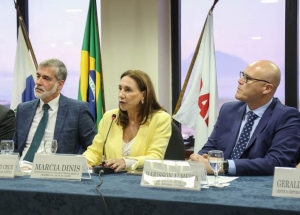 Da esq. para a dir., Rogério Schietti, Marcia Dinis e Harisson Almeida. Divulgação: OAB/RJ/Flávia Freitas