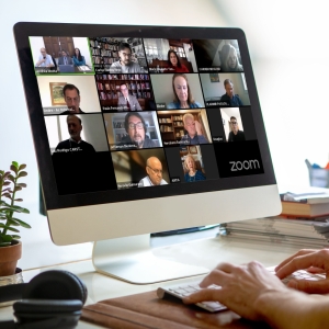 Da esq. para a dir., no alto, Ernani Buchmann, Joatan Marcos de Carvalho, Andrea Motta Paredes, Carlos Fontes Neto, Maria Elisabete Yang e Carmem Nicolodi; na segunda fileira, André Rodrigues, Paulo Fernando Pinheiro Machado, Elieder Corrêa e Vladimir Passos de Freitas; na terceira fileira, Luiz Rodrigo Carstens, Jefferson Dieckmann, Herculano Batista e Douglas Passoni; embaixo, Horácio Guimarães e Anita Zippin