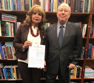 Rita Cortez entrega a Celso de Mello parecer contrário ao corte de 30% das verbas para universidades