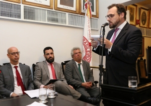 Da esq. para a dir., Marcio Barandier, Rodrigo Assef, André Barros e, na tribuna, Paulo Pereira Filho